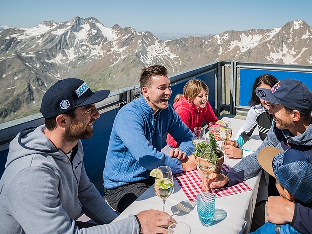Pausa in baita sul ghiacciaio della Val Senales
