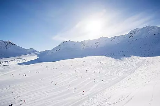 Allenamento sci sulla pista Grawand sul Ghiacciaio Val Senales