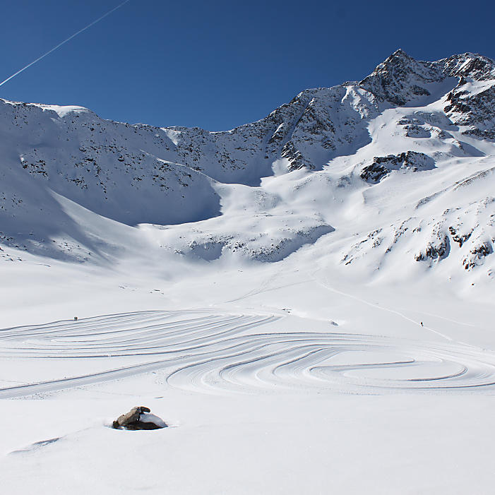 Piste e cime innevate sul Ghiacciaio della Val Senales vicino Merano